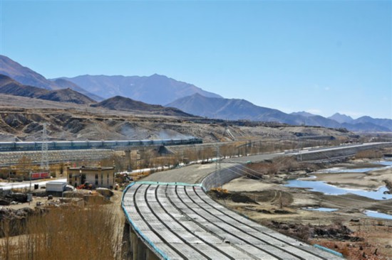 建设中的拉日高等级公路日喀则段大竹卡老加油站至日喀则和平机场