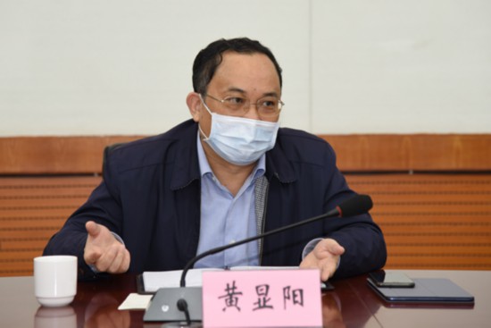 自治区林业局党组书记,局长黄显阳率队在高峰林场对口帮扶的隆林县