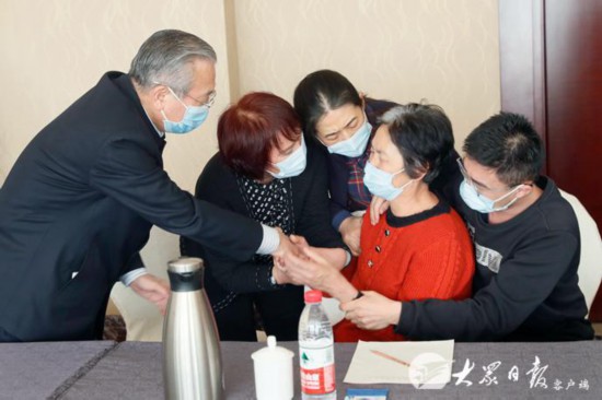 刘家义看望慰问张静静同志家属对张静静同志的不幸去世表示沉痛哀悼