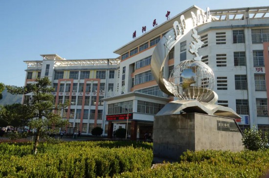 核查新街镇中心小学▲ 疫情期间,接受学校体温检测上午,在县委常委