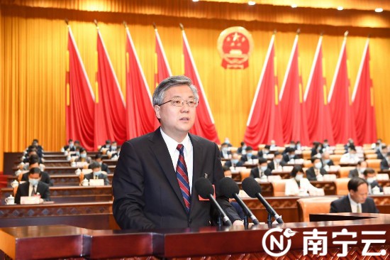 周红波作政府工作报告.记者 陈麒元 摄