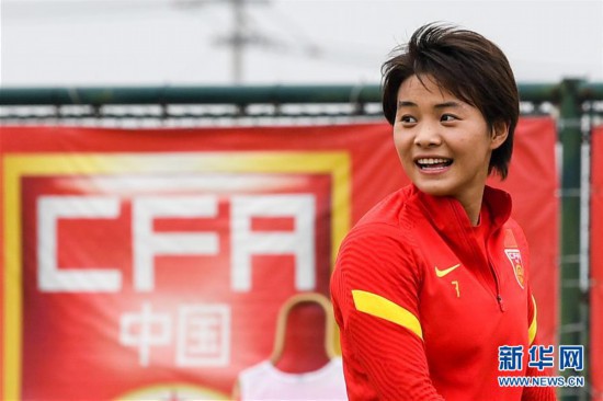 当日,在苏州市太湖足球运动中心集训的中国国家女子足球队举行了页