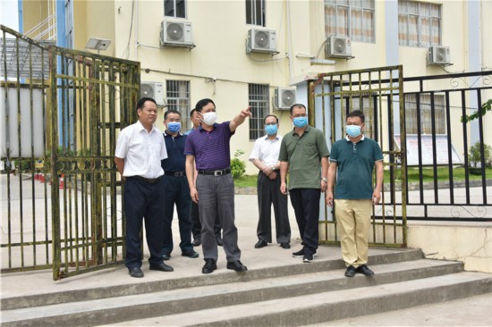 调研组在宁明中学调研