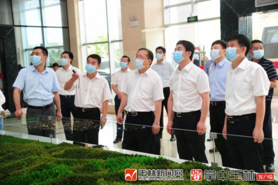5月28日,秦如培在龙潭产业园调研了解园区总体规划建设情况.