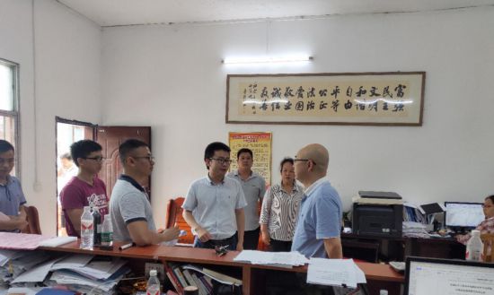 忻城县委副书记县长李朝晖到红渡镇雷洞村开展危房拆旧调研工作