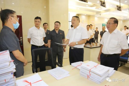 7月24日,自治区党委常委,政法委书记曾欣深入来宾市调研.