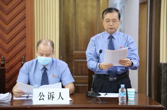 长洲区检察院检察长周军宣读起诉书