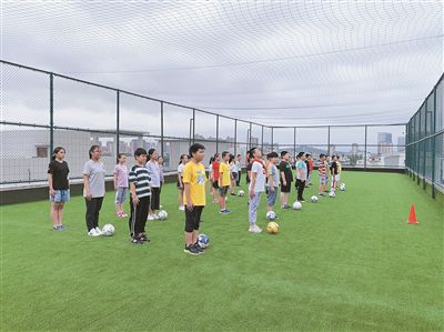 图为学生在屋顶运动场上体育课.(蒋炜宁,杨阳 摄)