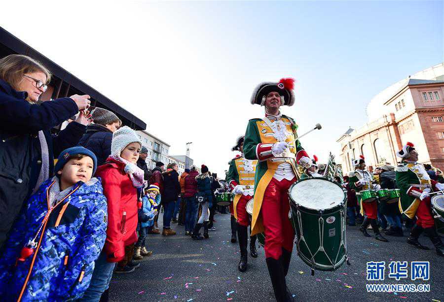 图片频道    当日,德国美因茨举行新年游行,欢庆节日.