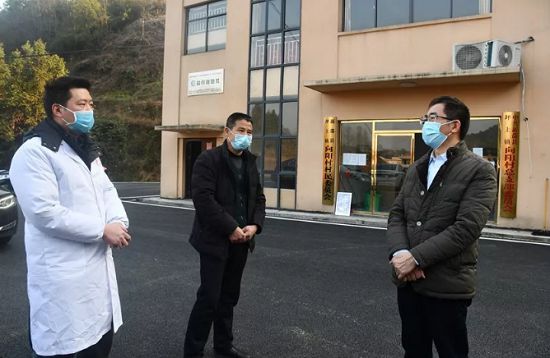 图为:新邵县委书记阳晓华(右一)在指导社区防控工作面对来势汹汹的新