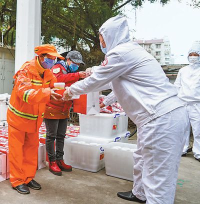 环卫工人的责任与担当来自疫情防控一线的报道