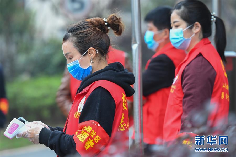 80后志愿者李伟小区防疫的贴心管家6