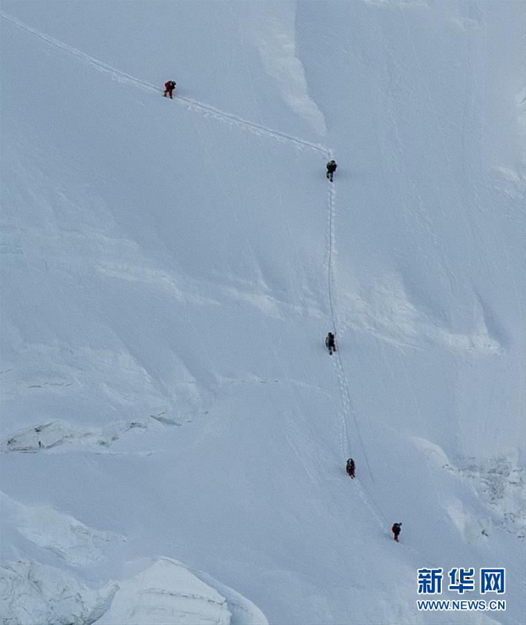 (2020珠峰高程测量(6)修路运输队员突破北坳天险 预计12日修通顶峰