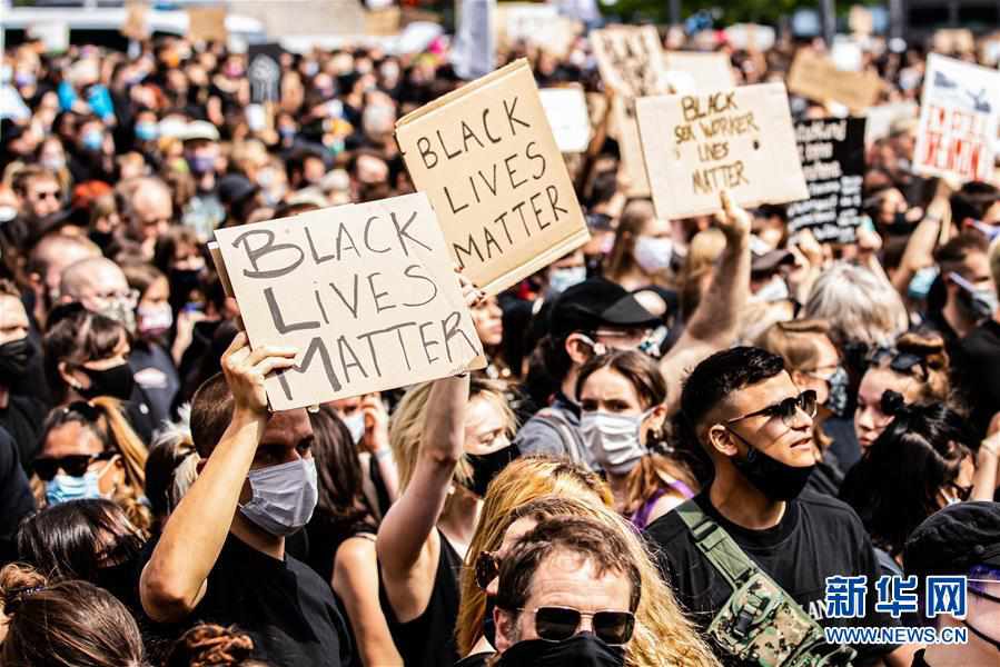 德国柏林举行示威活动抗议美国警察暴力执法和种族主义3