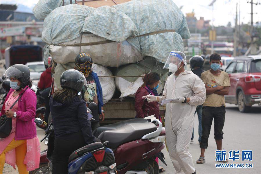 尼泊尔实施半封锁政策应对疫情反弹