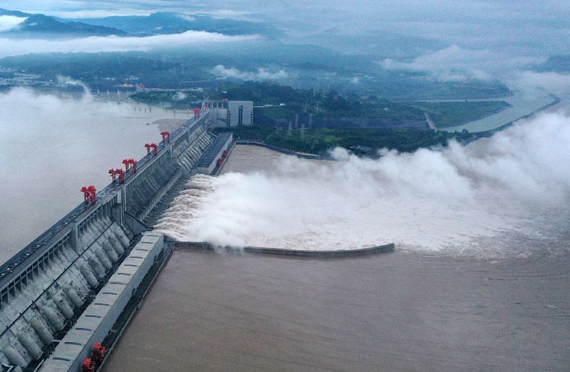 8月20日拍摄的长江三峡水利枢纽工程开启泄洪深孔泄洪的情景(无人机