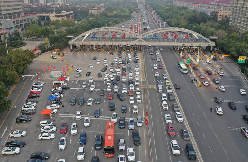 10月8日,车辆在s9902新元高速石家庄裕华路口缓慢通行(无人机照片).