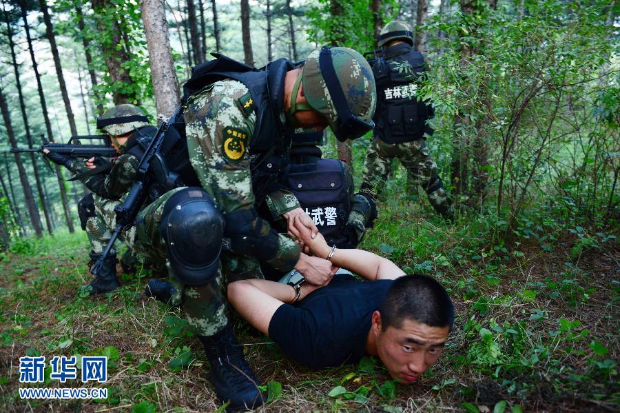 8月28日,特战队员成功抓捕模拟罪犯.