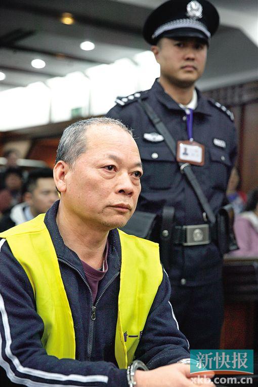 张新华听判,面无表情.通讯员 罗伟雄/摄