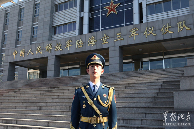 从建国初期草绿色棉布衣,到55式首套礼宾服,再到相对完善的07式礼宾服