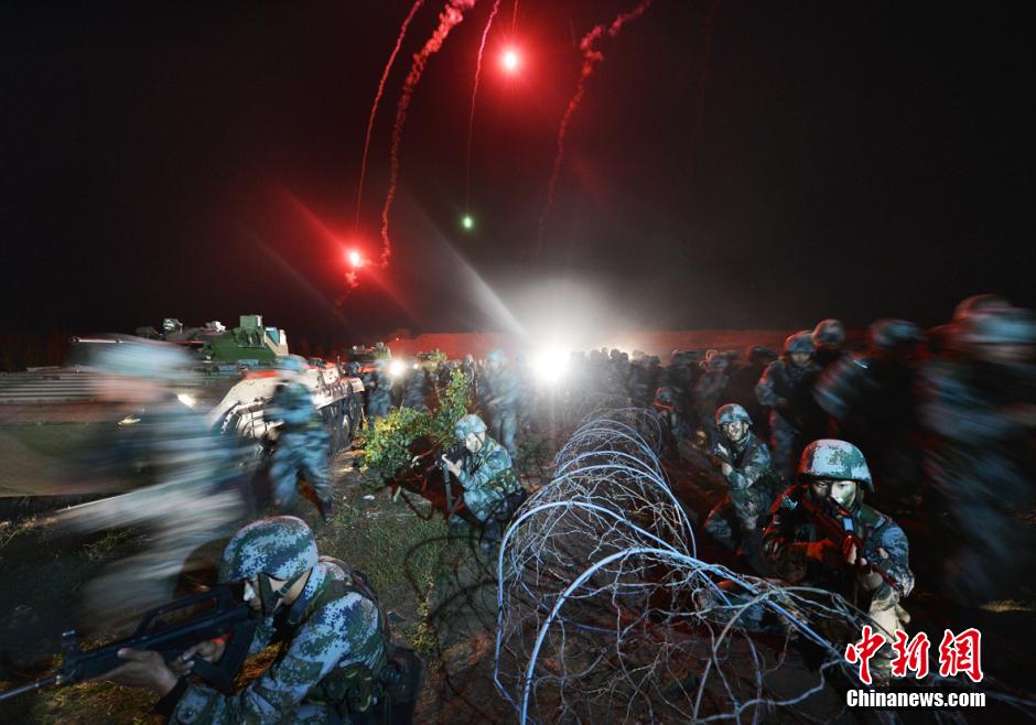 16集团军某机步旅夜间战斗演练--图片频道--人民网