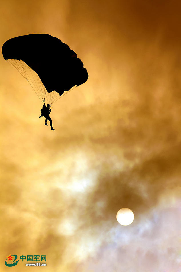 组图解放军跳伞唯美瞬间奇特伞翼机侦察7