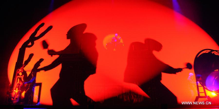 SINGAPORE-BLUE MAN GROUP-PERFORMANCE