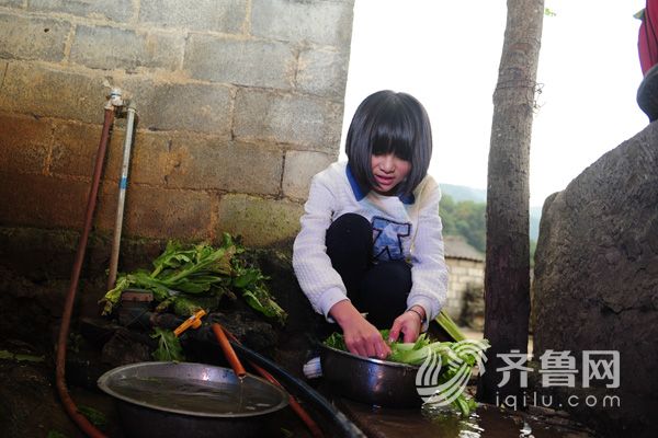 去世前,贾曼把3万元"困难党员救助金"捐给贵州贫困山区的孩子们.