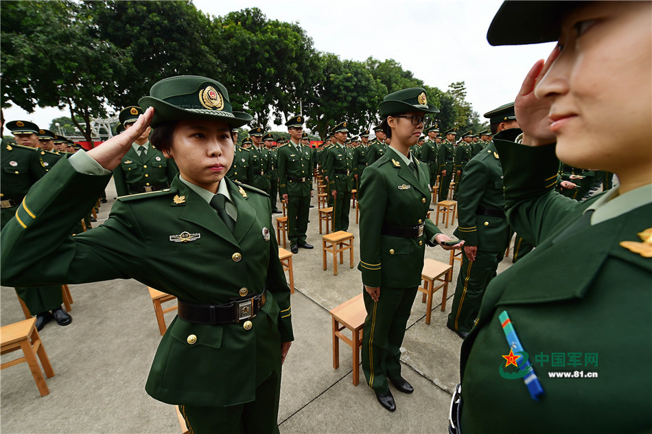 航拍军营"成人礼" 300多名海警战士转正啦