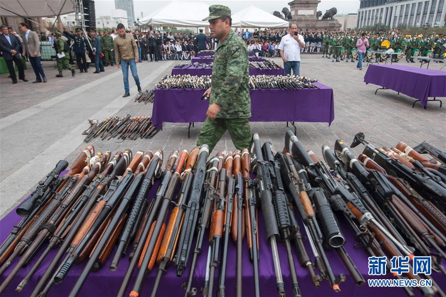 墨西哥公开销毁毒贩手中缴获的数千枪支4