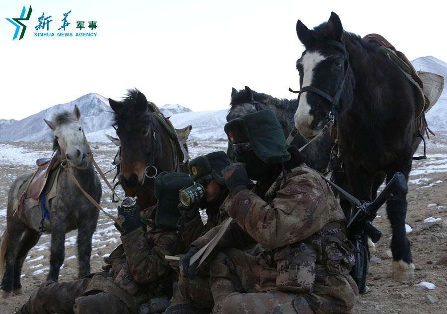 西藏阿里军分区边防官兵巡逻路上迎除夕