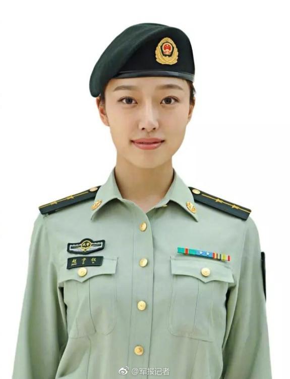 从今年5月1日起,官兵着夏常服时,通常戴贝雷帽;担负固定警卫目标执勤