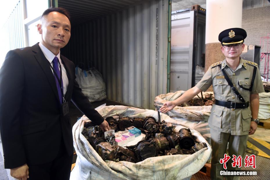 刘玉龙(左),港口及海域科货柜货物检查组指挥官郑德喜下午举行记者会