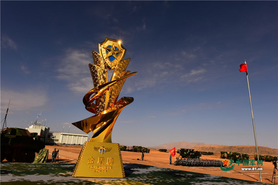 象征着空军地面防空兵部队战斗最强的"金盾牌"奖杯.杨军摄影