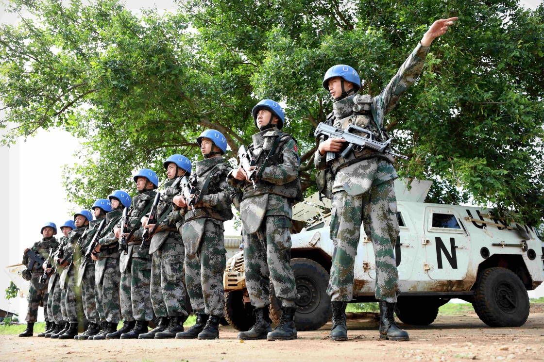 4月29日,中国维和步兵营战士在南苏丹首都朱巴巡逻.