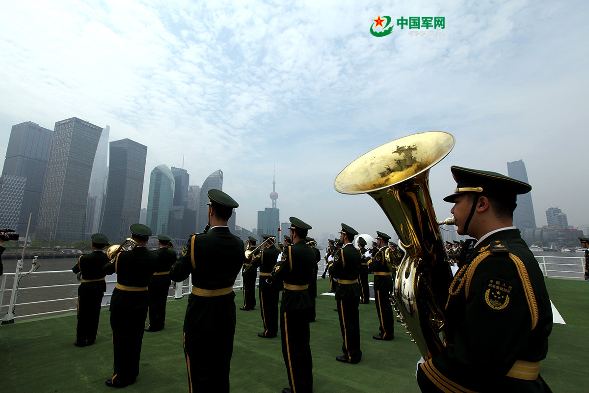 中国武警部队卫士军乐团参加上海浦江巡游演出6