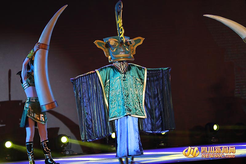 四川一高校学子t台秀再现三星堆文明【2】