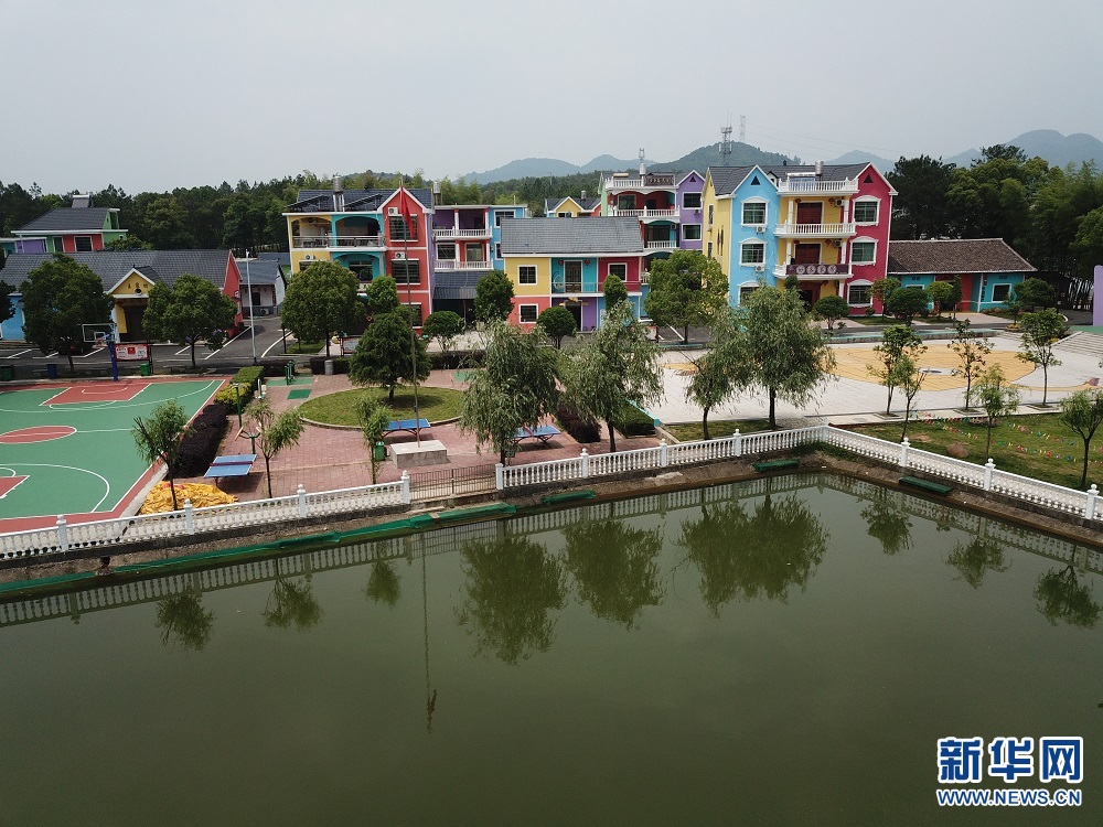 航拍江西横峰好客王家七彩村庄美如童话世界5