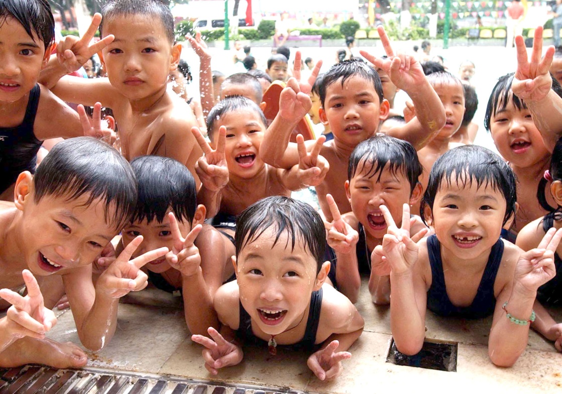 广州市矿泉泳场幼儿游泳学校的小朋友们在戏水(2003年5月30日摄).