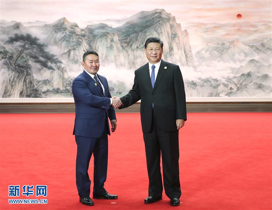 这是会前,习近平在迎宾厅迎接蒙古国总统巴特图勒嘎.