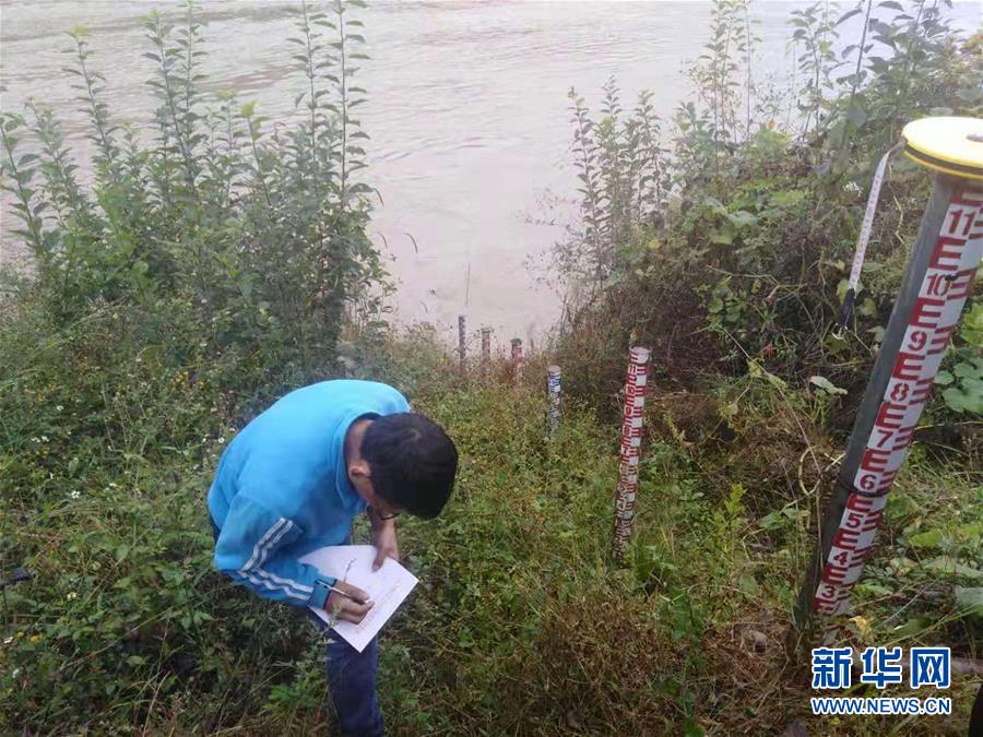 当日11时许,金沙江堰塞湖过流洪峰进入云南省丽江市玉龙县境内.