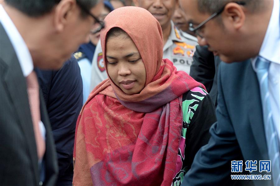 3月11日,在印度尼西亚雅加达,从马来西亚返回的印尼籍女子西蒂·艾莎