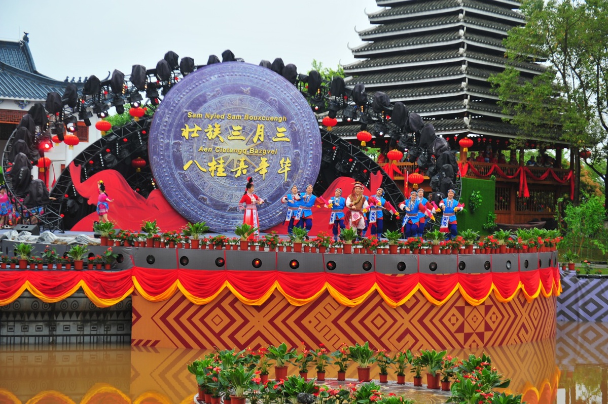 东方风来满眼春 壮乡群文红似火