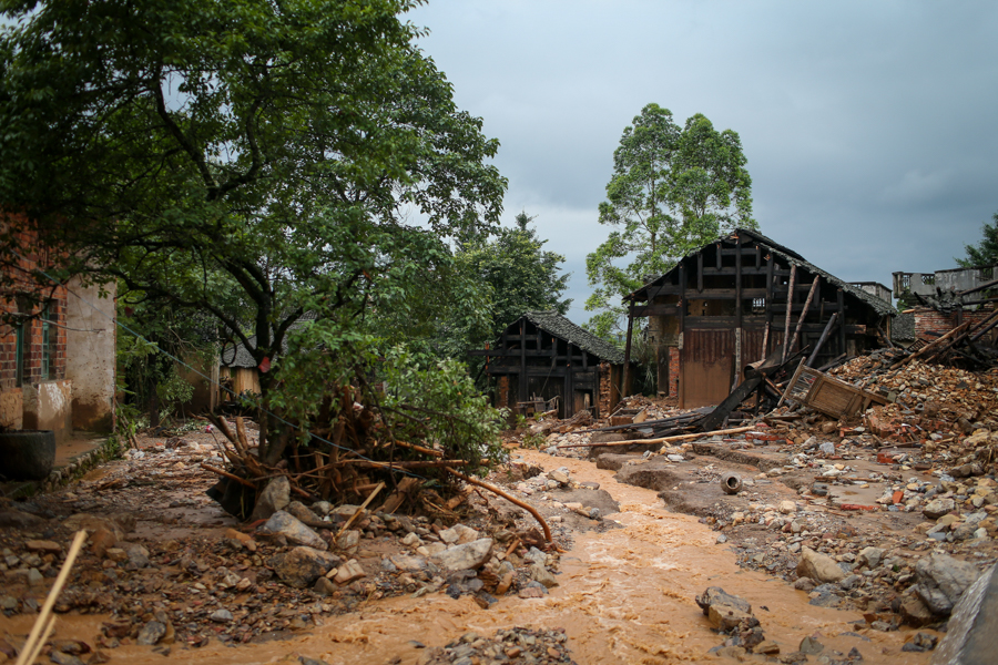 直击广西暴雨:洪水,泥石流过后的村庄
